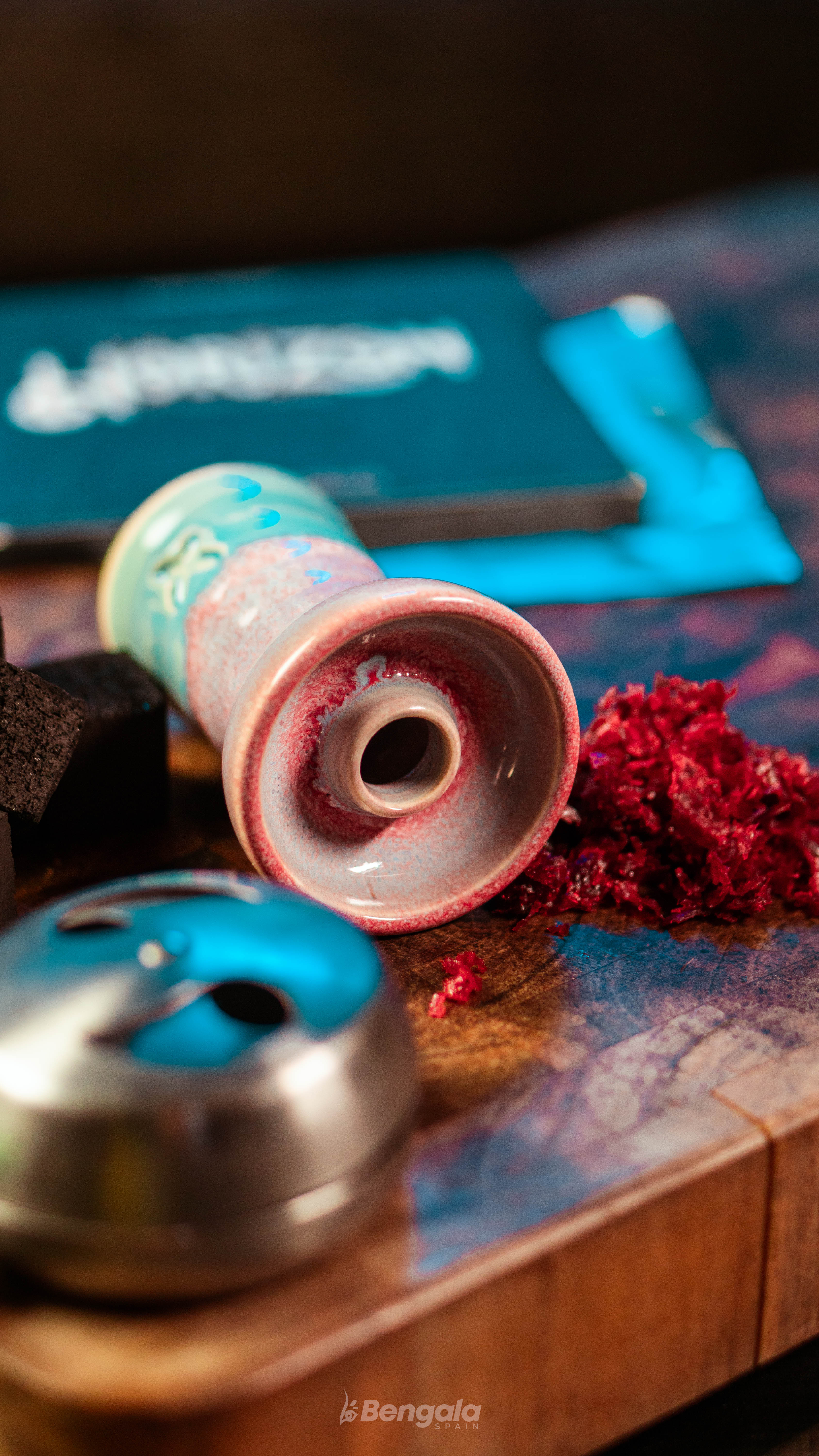 Cazoleta e instrumentos para preparar Shisha